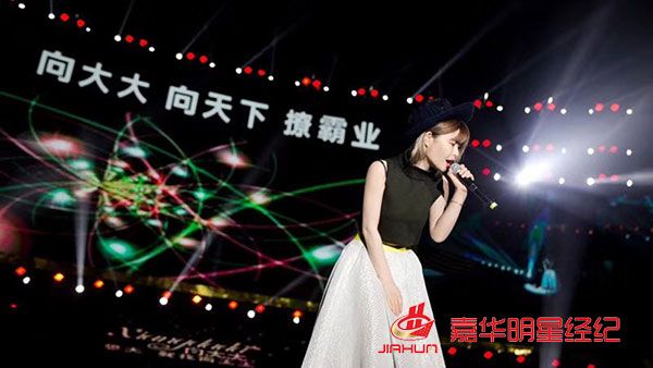 黄圣依出席向大大企业5周年荣耀盛典,林志颖零点乐队等助阵